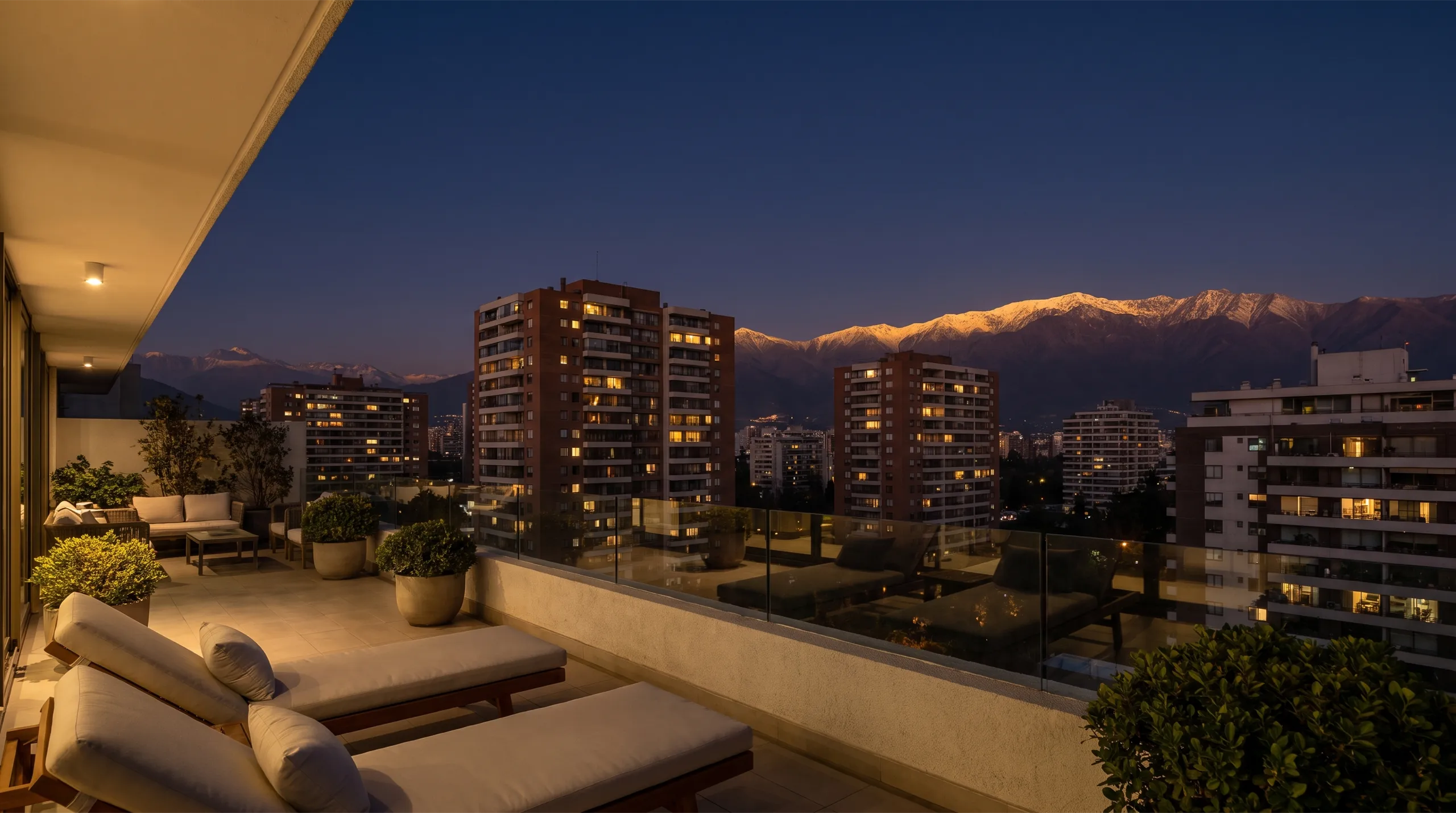 Terraza de un departamento con vista a la cordillera al atardecer